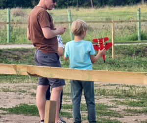 Marcin Mroczek bawi się samolotem