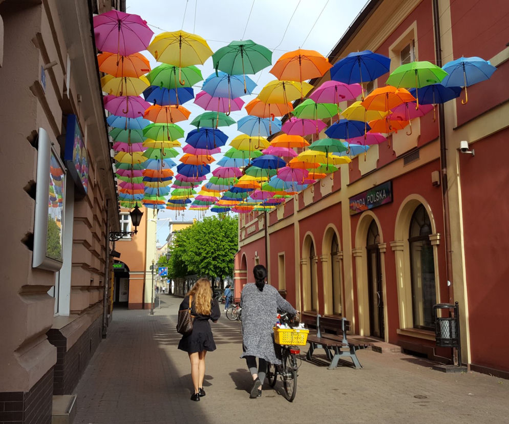 Centrum Leszna znów zdobią parasolki. Mienią się nad ulicą Wróblewskiego wszystkimi kolorami tęczy