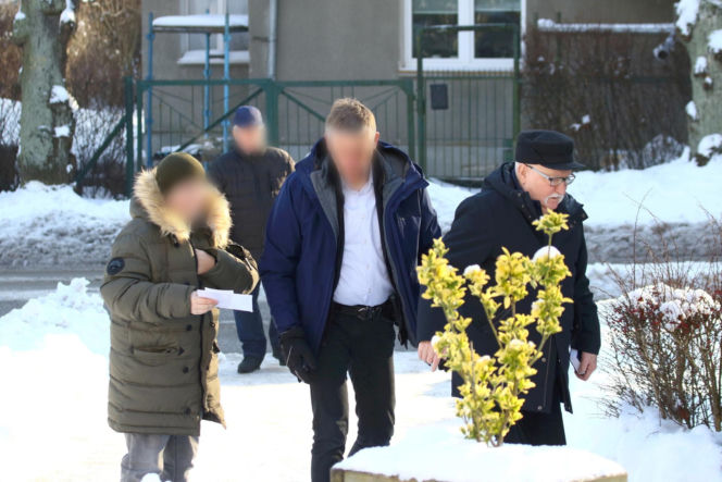 Lech Wałęsa rozdaje autografy