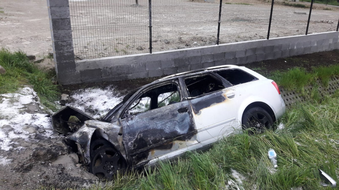 Audi uderzyło w przepust i stanęło w ogniu. Autem podróżowało dwóch 19-latków