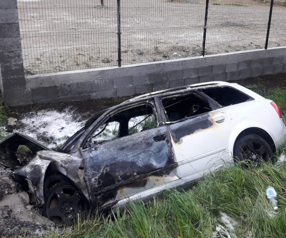 Audi uderzyło w przepust i stanęło w ogniu. Autem podróżowało dwóch 19-latków