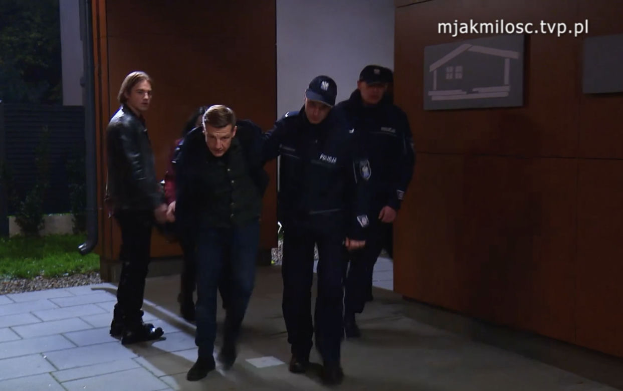 M jak miłość, odcinek 1712: Paweł (Rafał Mroczek), Jasiek (Stanisław Dusza), policja