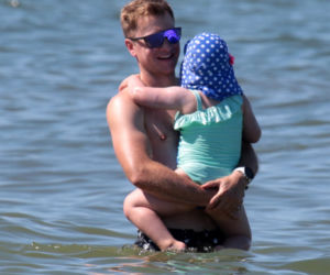Ale mu Wesoło! Kuba Wesołowski z rodziną na plaży