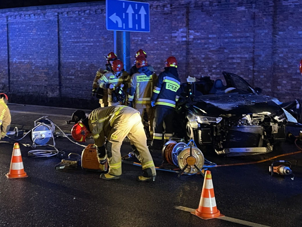  Makabra na Woli. Rozpędzonym audi huknęli w słup. 13-letniego chłopca trzeba było wycinać z wraku