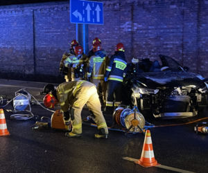  Makabra na Woli. Rozpędzonym audi huknęli w słup. 13-letniego chłopca trzeba było wycinać z wraku