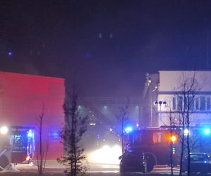 Kraków: Poteżny pożar archiwum Urzędu Miasta. Płoną dwie duże hale przy ulicy Na Załęczu. Akcja trwa [ZDJĘCIA]