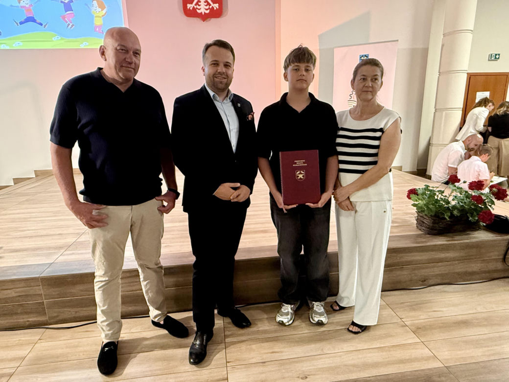 Młode talenty ze Starachowic nagrodzone. Prezydent Marek Materek wręczył stypendia za wybitne wyniki
