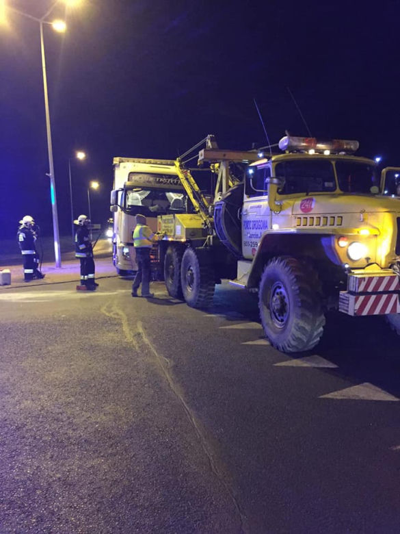 Wypadek na obwodnicy Nakła. Tir zderzył się z osobówką! GIGANTYCZNE utrudnienia