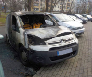 Wraki samochodów zalewają Warszawę