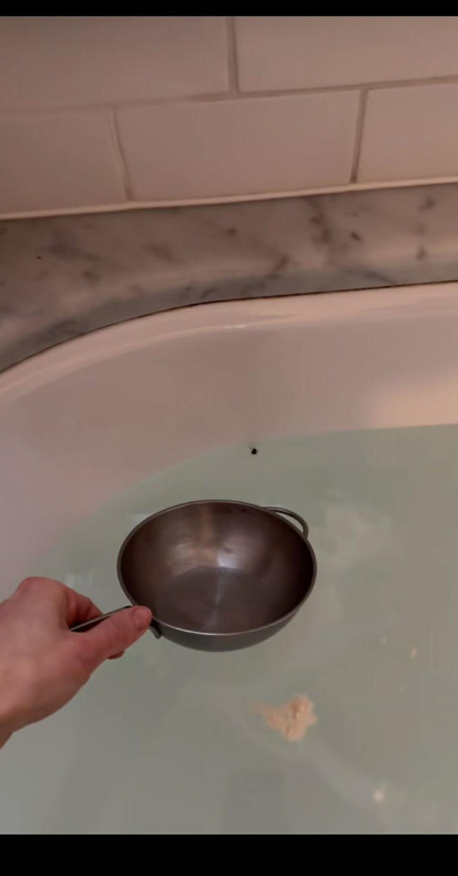 Koszmar Kasi Tusk jak z horroru! Poszła do łazienki, musiała użyć durszlaka