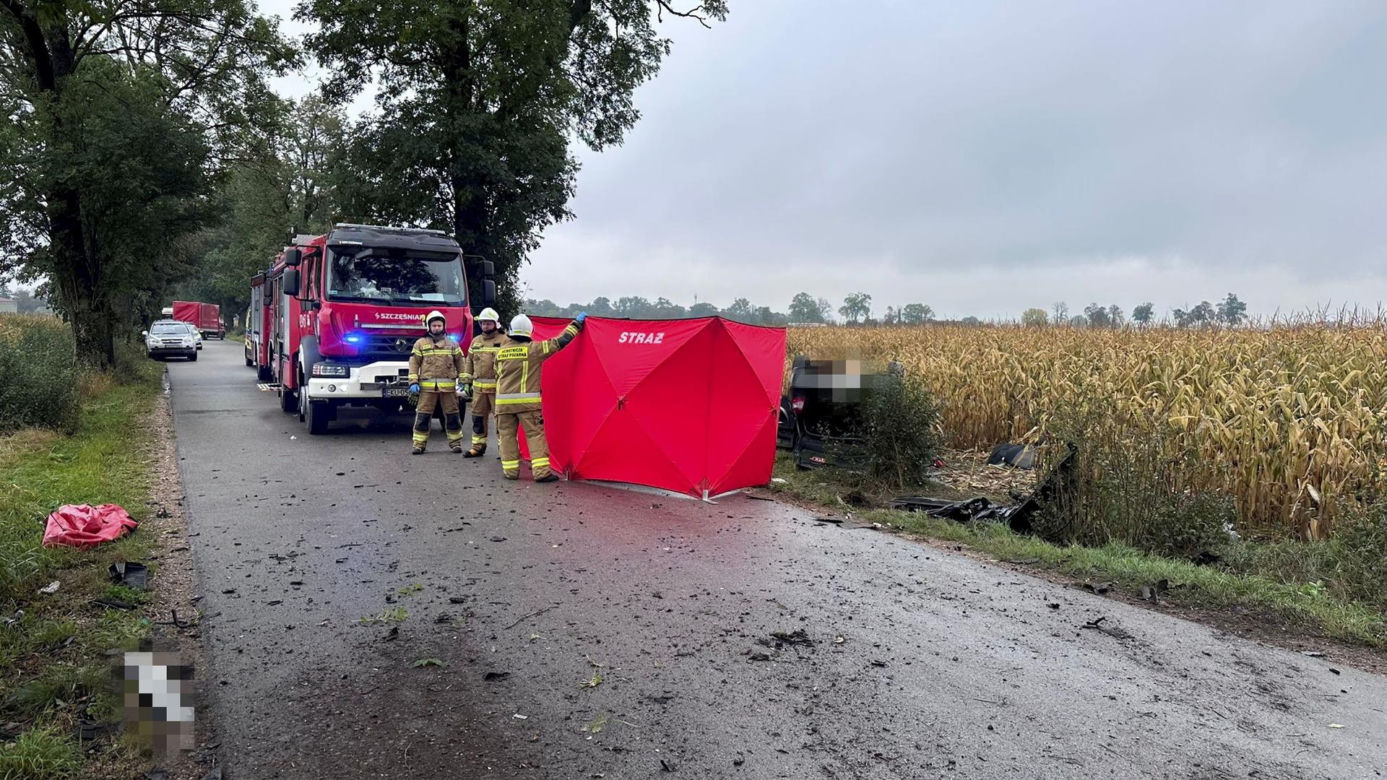 Śmiertelny wypadek pod Kutnem. Kierujący BMW dachował na prostym odcinku drogi [ZDJĘCIA]