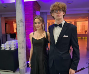 Tak bawili się maturzyści na studniówce skarżyskiego Erbla. Kreacje jak z czerwonego dywanu