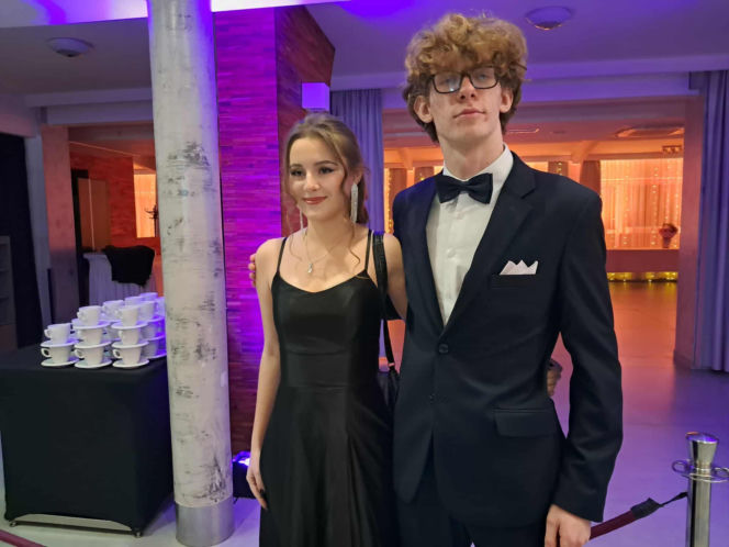 Tak bawili się maturzyści na studniówce skarżyskiego "Erbla". Kreacje jak z czerwonego dywanu