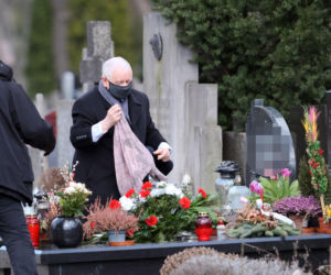 Tak Jarosław Kaczyński świętował niedzielę palmową w pandemii. Zaskakujące, ile wiązanek miał w rękach