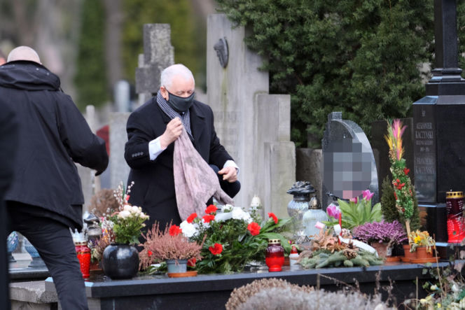 Tak Jarosław Kaczyński świętował niedzielę palmową w pandemii. Zaskakujące, ile wiązanek miał w rękach