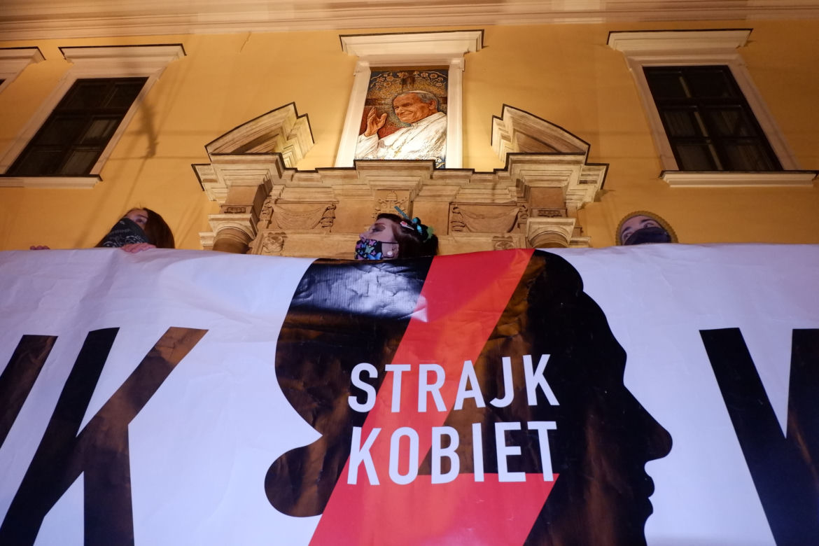 Tysiące osób protestowało w Krakowie po publikacji uzasadnienia wyroku w sprawie aborcji