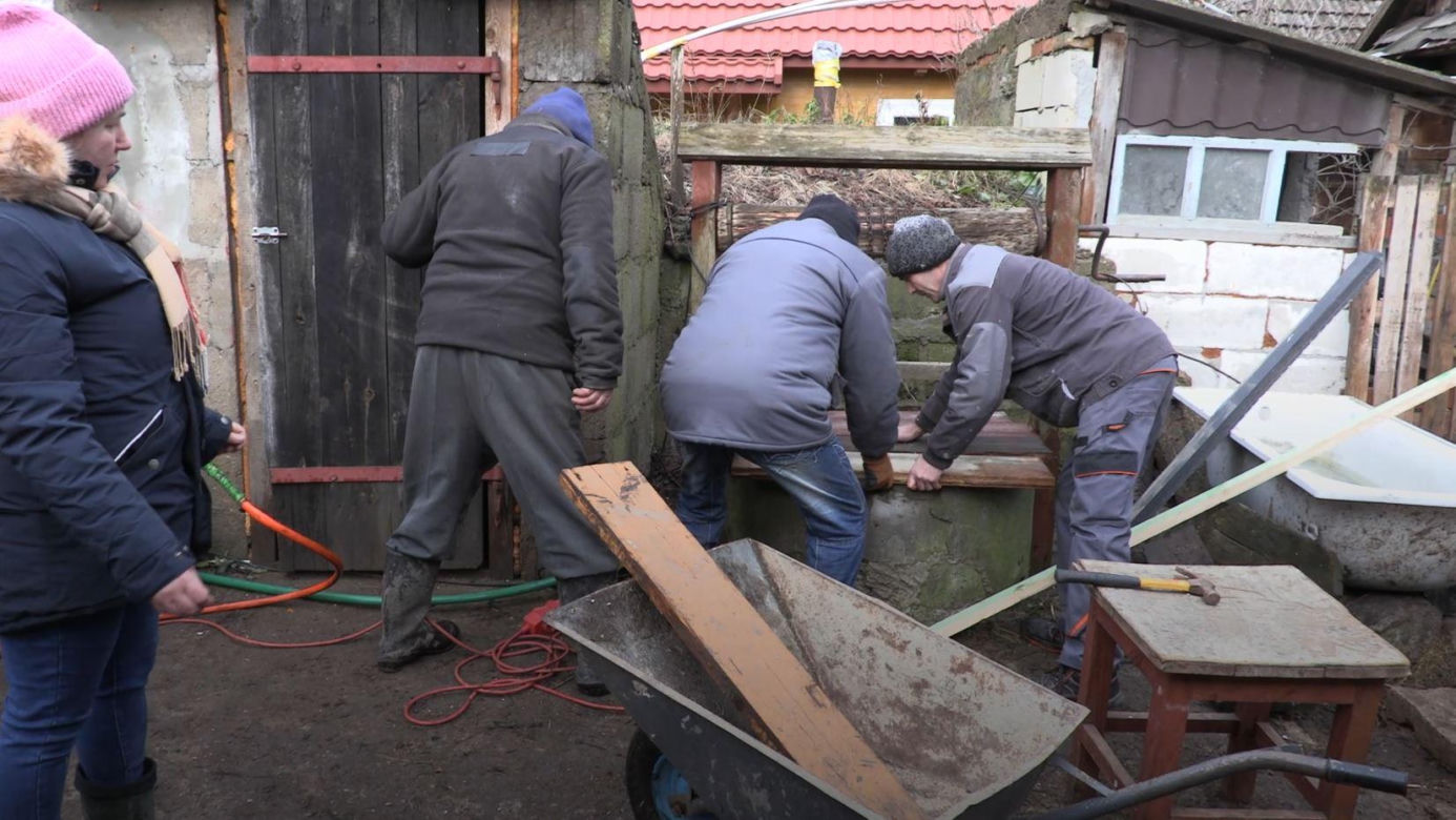 Rolnicy. Podlasie. Gienek i Sławek pomagają Paulinie zrobić pokrywę studni