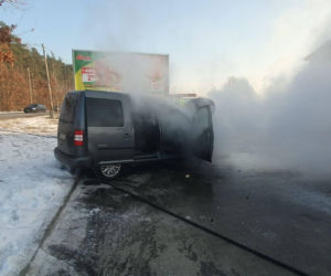 Bohaterska reakcja w czasie pożaru auta pod sklepem! Klient nie wahał się ani chwili