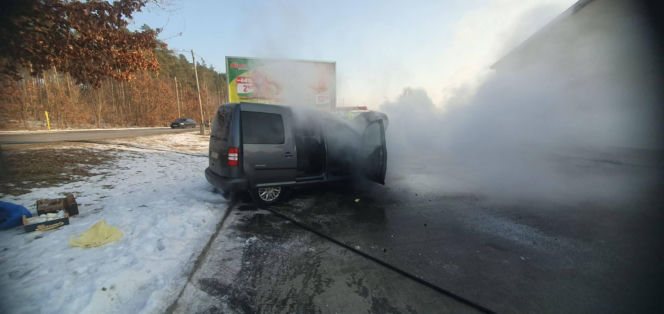 Bohaterska reakcja w czasie pożaru auta pod sklepem! Klient nie wahał się ani chwili