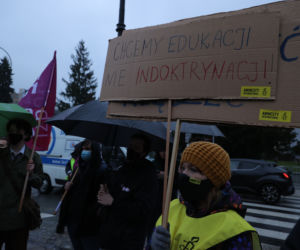 Protest przeciwko Lex Czarnek przez Sejmem