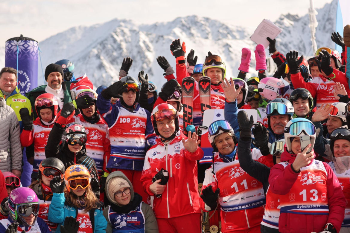 Prezydent Andrzej Duda podczas 10. edycji charytatywnych zawodów "12H Slalom Maraton Zakopane 2024" na Kasprowym Wierchu