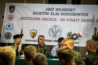 Młodzież mundurowa w akcji. Kadeci OPW trenowali z żołnierzami WP podczas obozu w Białymstoku