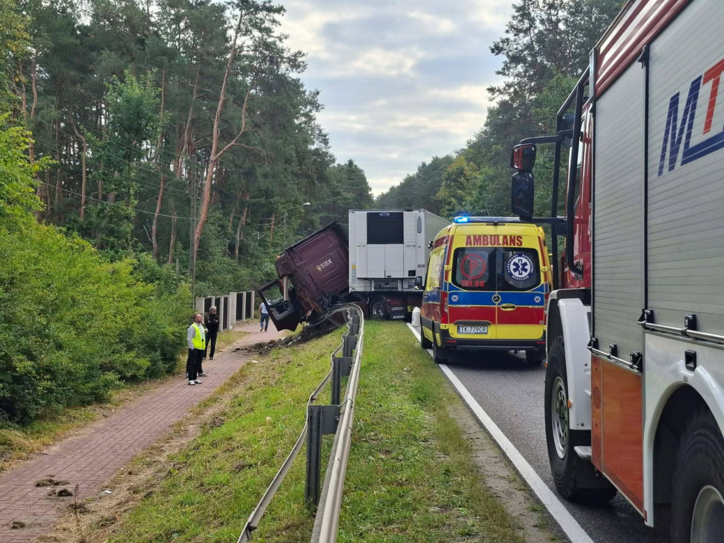 Śmiertelny wypadek w Stykowie na DK 42. Na miejscu zginął 23 letni mężczyzna