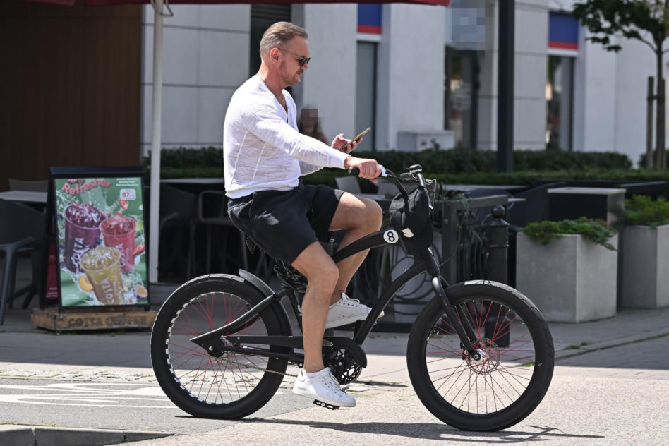 Cezary Pazura naprawia kręgosłup na rowerze
