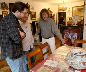 Wiemy, u kogo teraz mieszka Jarosław Kaczyński! W takich warunkach spędza czas. Mamy ZDJĘCIA!