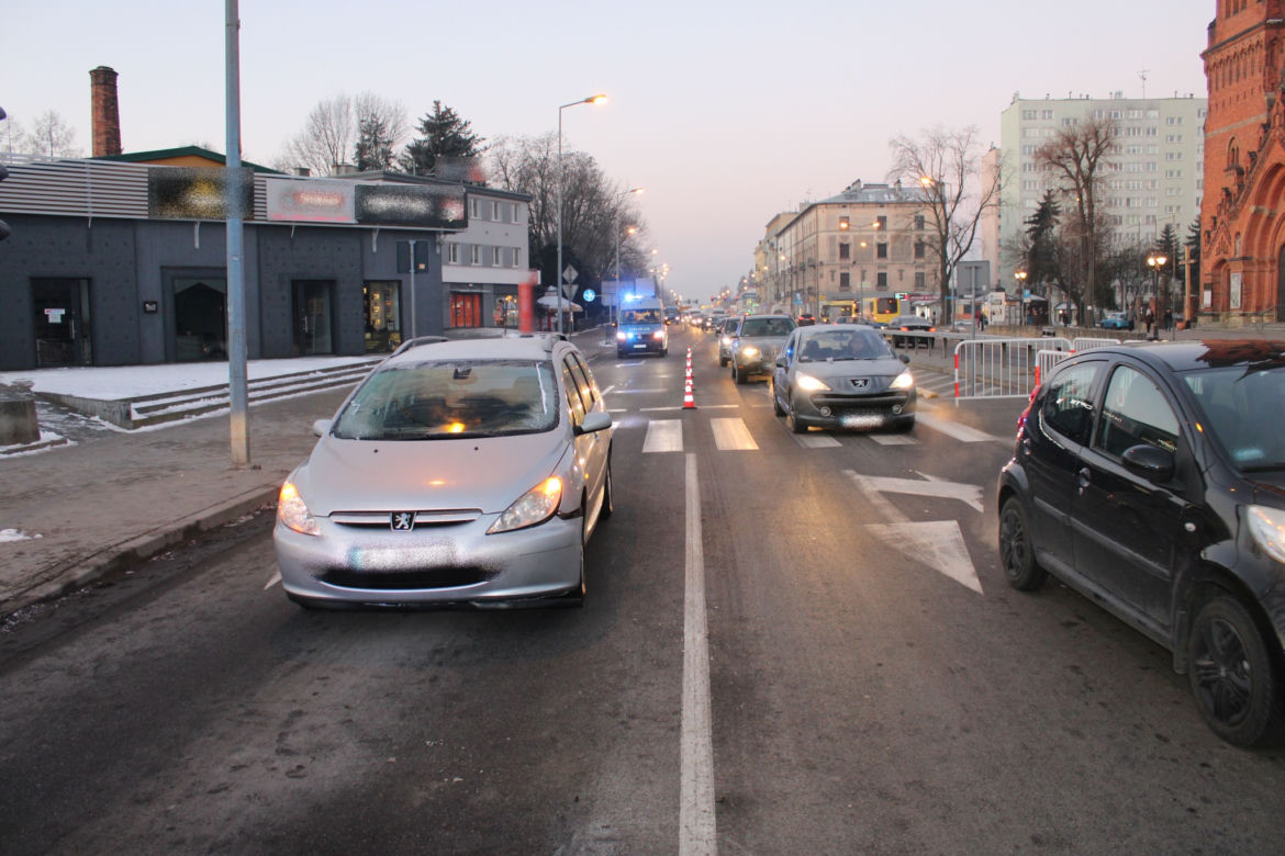 Pieszy potrącony na pasach w centrum Tarnowa. Kierowca go nie zauważył