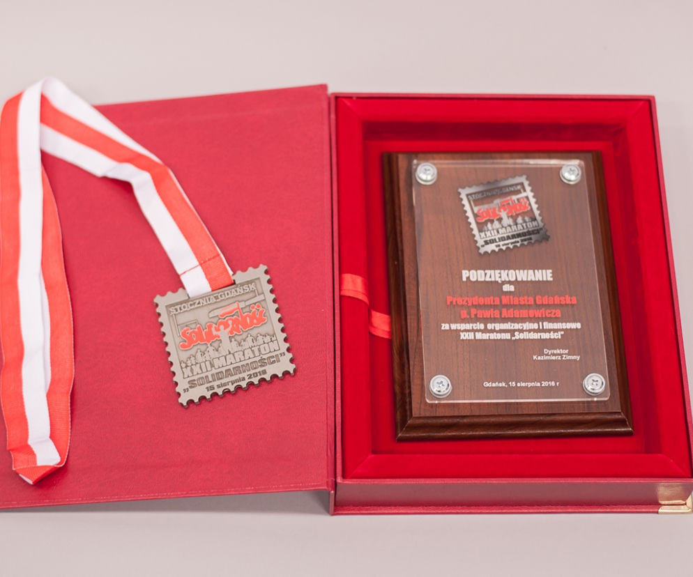 Jedna z pamiątek po Pawle Adamowiczu - podziękowania za pomoc przy organizacji Maratonu Solidarności.