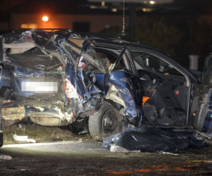 Dziekanów Leśny: Wypadek. Nie żyje pasażer stojącego na poboczu auta, w które uderzył bus GALERIA