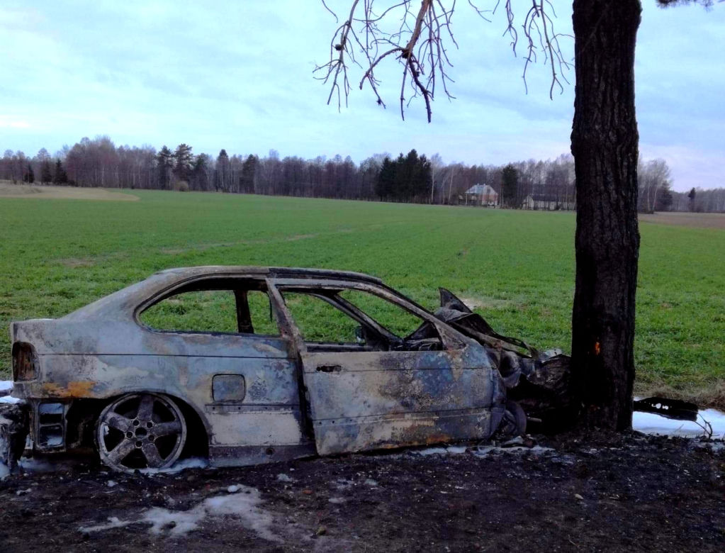 Naćpany kierowca BMW nie zatrzymał się do kontroli. 26-latek uciekł, auto spłonęło [ZDJĘCIA]