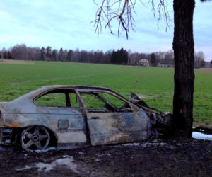 Naćpany kierowca BMW nie zatrzymał się do kontroli. 26-latek uciekł, auto spłonęło [ZDJĘCIA]