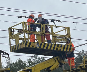 Uszkodzona trakcja i wybita szyba w pociągu. Służby badają tajemnicze zdarzenie
