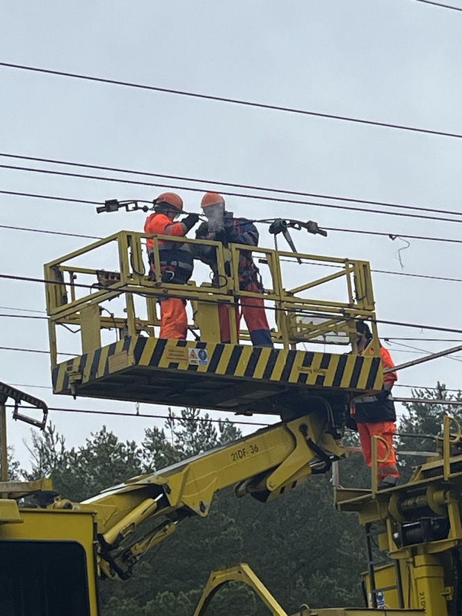 Uszkodzona trakcja i wybita szyba w pociągu. Służby badają tajemnicze zdarzenie