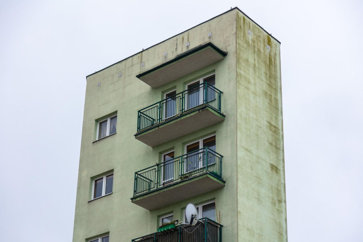 Najwęższy blok w Warszawie - zdjęcia. Zobacz budynek z Odkrytej 55C