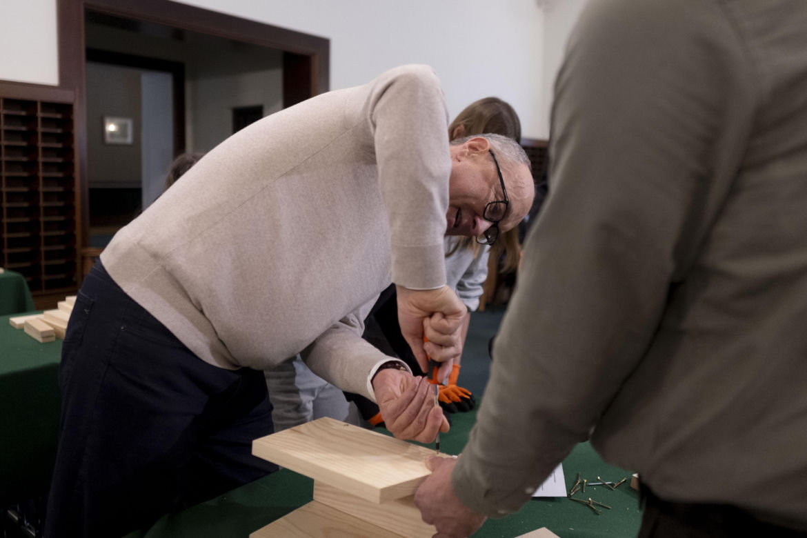Włodzimierz Czarzasty robi budki dla ptaków Sejm/Piotr Tracz