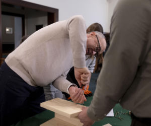 Włodzimierz Czarzasty robi budki dla ptaków Sejm/Piotr Tracz