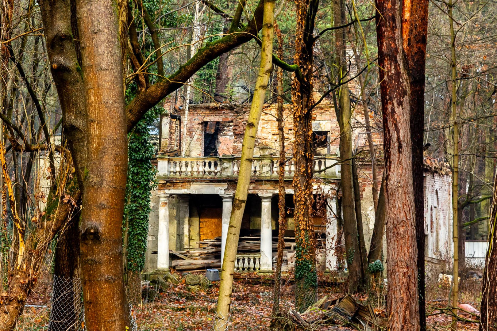 Opuszczona willa w Konstancinie
