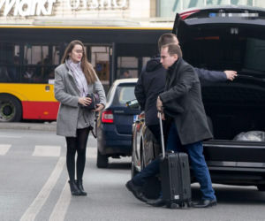 Tak całuje wiceminister Andruszkiewicz na dworcu