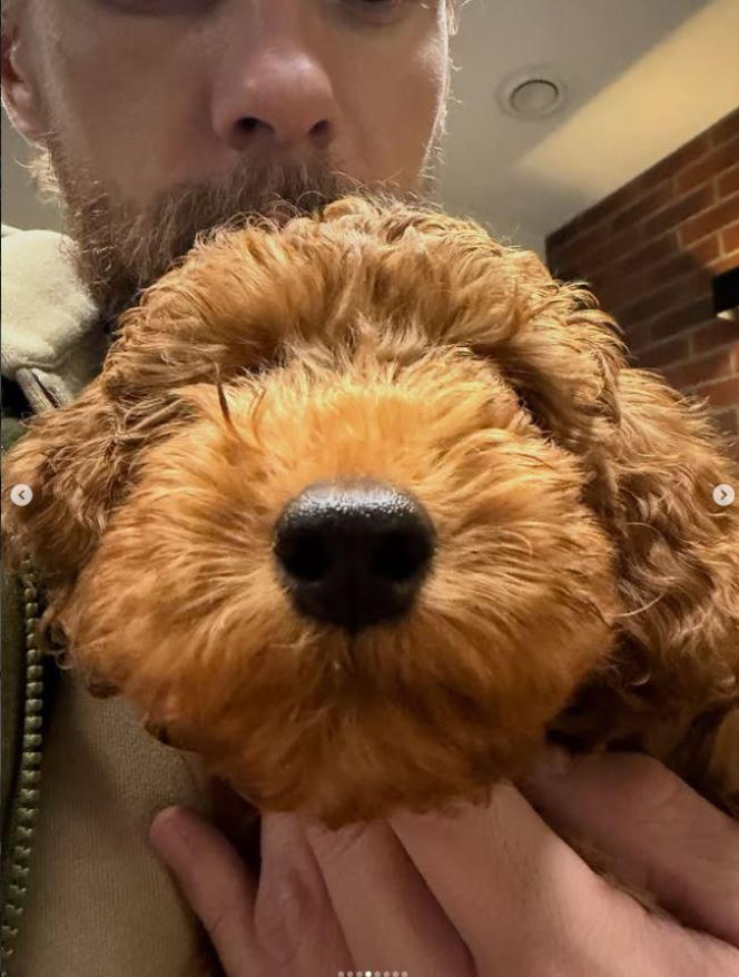 Sebastian Fabijański z pieskiem