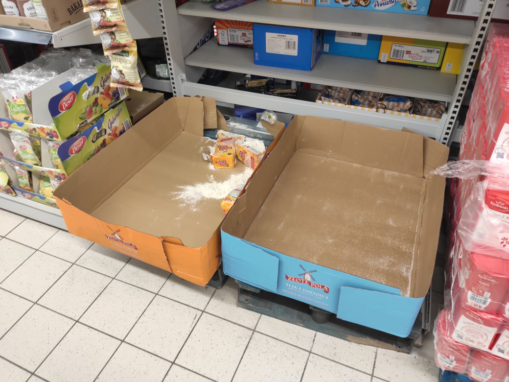 Puste półki w sklepach w Rzeszowie. Szał zakupów [NOWE ZDJĘCIA]