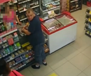 Jednego z poszukiwanych mężczyzn zarejestrowała kamera w sklepie.