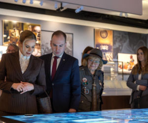 Elegancka Marta Nawrocka w USA. Postawiła na klasyki: beż i brąz. Ale to torebka robi robotę!