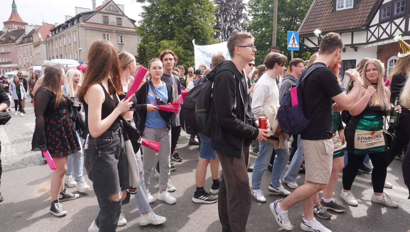 Kortowiada 2024. Parada Wydziałów przeszła ulicami miasta. Studenci tłumnie wzięli udział w imprezie