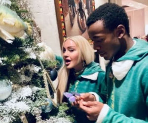 63-letnia Madonna w stroju elfa! Dekoruje swój apartament na święta