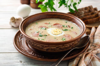 Jak zrobić żurek z torebki? Błyskawiczny przepis nie tylko dla zabieganych