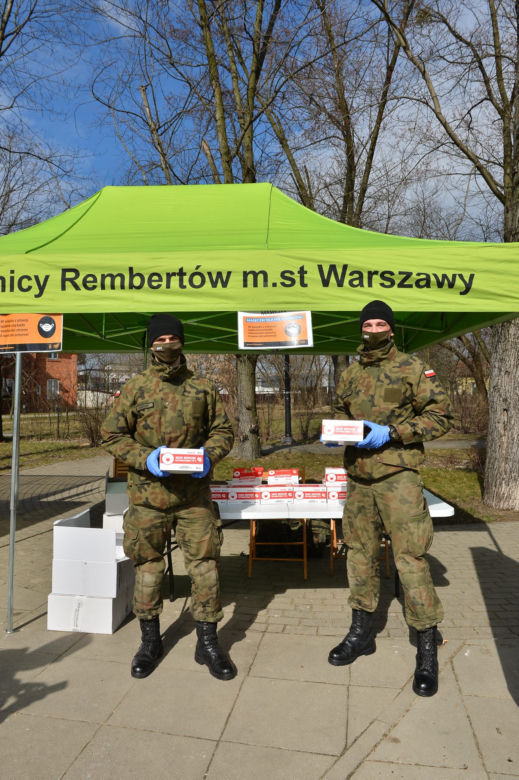 Szturm na darmowe maseczki w Warszawie