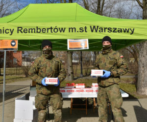 Szturm na darmowe maseczki w Warszawie